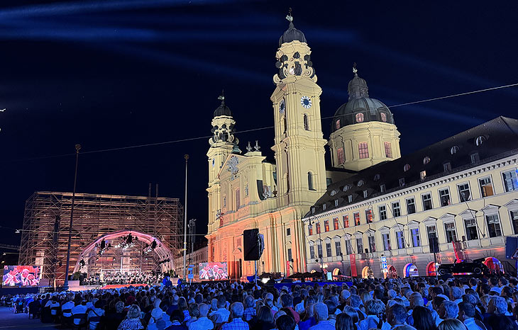 Stimmungsvolle Atmosphäre bei Klassik am Odeonsplatz 2025 (©Foto: Martin Schmitz) 